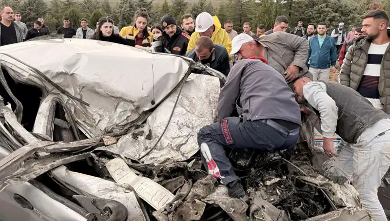 TIR ile Çarpışan Küçük Araç: Yolda Kağıt Gibi Ezildi!
