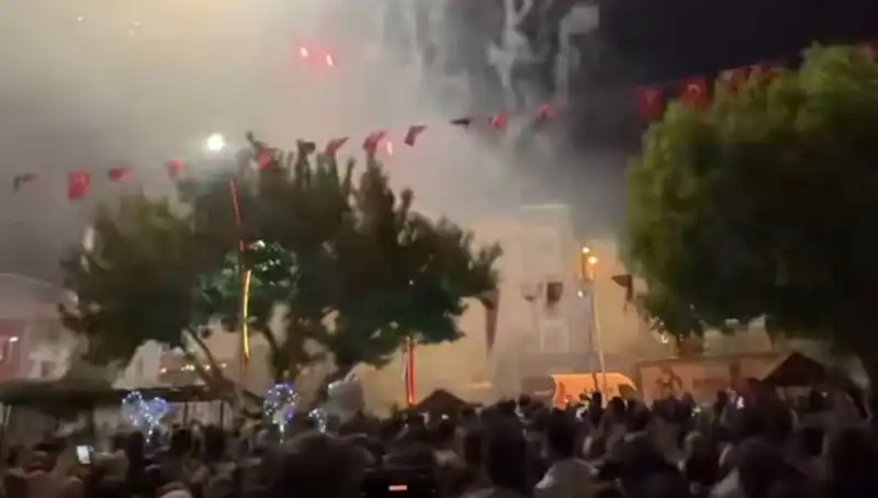 Havai Fişek Gösterisi, Korkutan Olayların Başlangıcını Getirdi