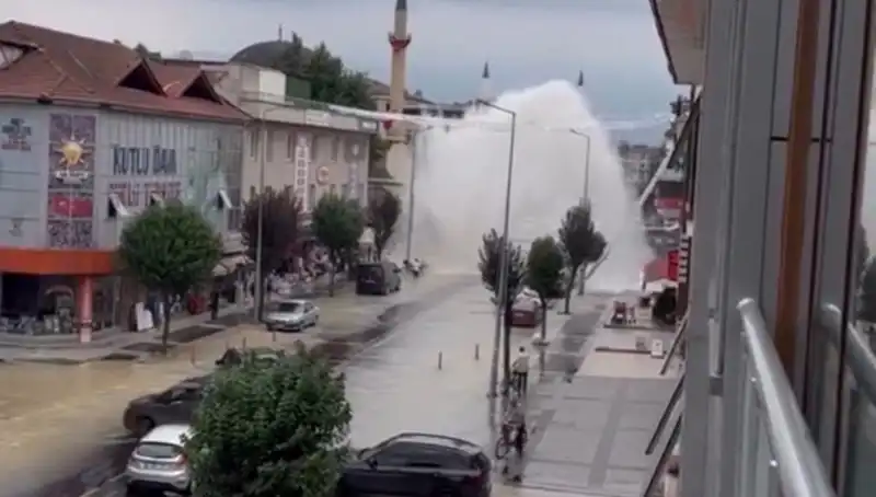 İçme Suyu Hattı Patladı: Sokaklar Su İçinde, Yükseklerden Fışkıran Su İhmalin Belgesi