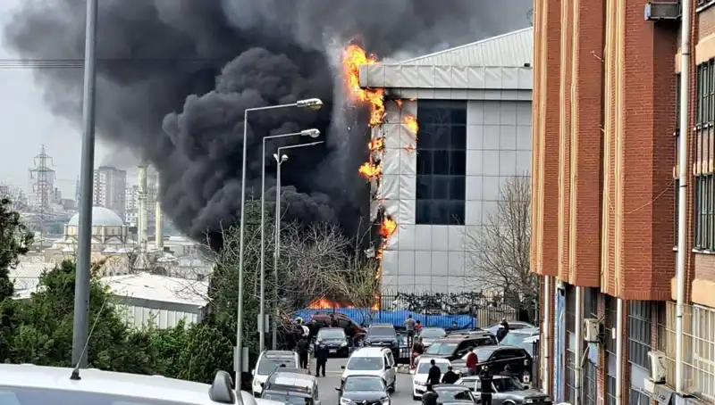 Başakşehir'deki Sanayi Sitesinde Dev Yangın: Ekipler Olay Yerinde