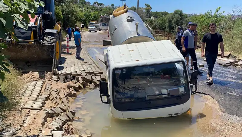 Bodrum'da Su Hattı Patladı! Tanker Çukura Düşerek Maddi Hasar Oluşturdu