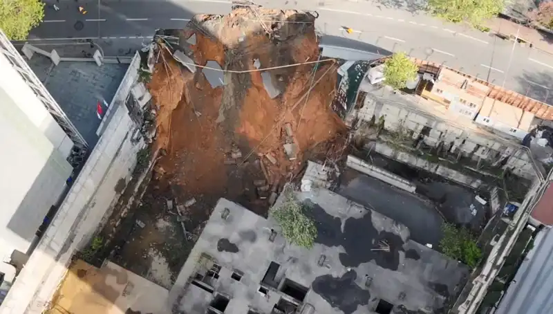 Sarıyer'de Ani Yol Çökmesi: Caddeye Erişim Engellendi!