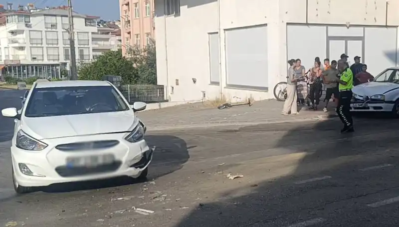 Antalya’da İki Otomobil Çarpıştı: Kaza Anı Kameralara Yansıdı