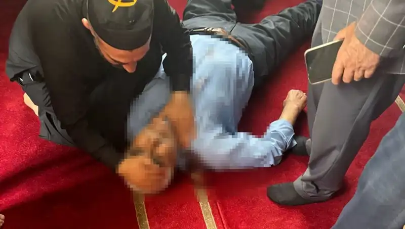 Camide Namaz Kılarken Dehşet Anları: Bıçaklı Saldırı Şoku