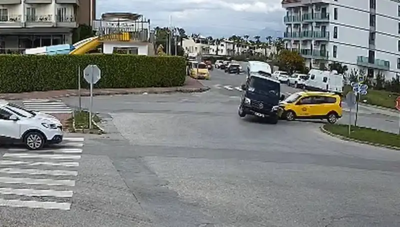 Kavşakta Gerçekleşen Feci Kaza: Minibüs ve Ticari Taksi Çarpıştı