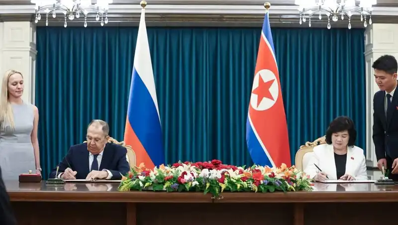 Lavrov ve Kuzey Koreli Mevkidaşı Arasında Tarihi Görüşme Gerçekleşti