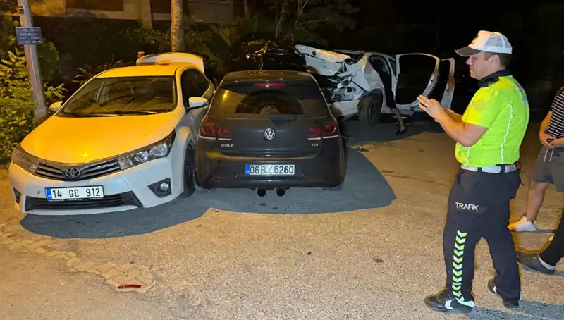 Alkollü Sürücü Sokağı Karıştırdı: Üç Araçla Çarpıştı!