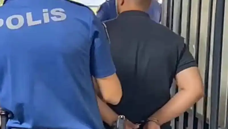 İzmir'de Polise Saldıran Şahıs, Adalet Önünde Hesap Veriyor