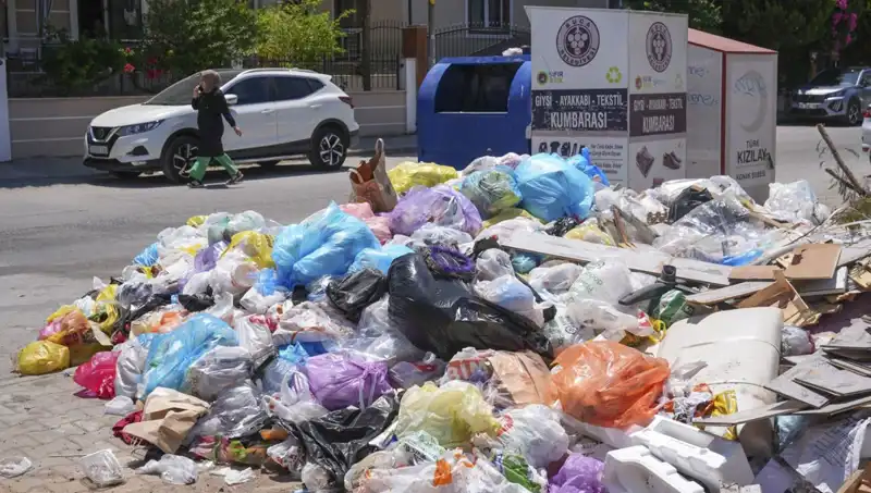 İzmir’de Çöp Yığınları İsyanı: Temizlik Krizi Büyüyor!
