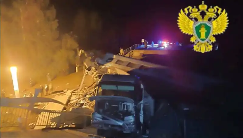 Rusya'da Köprü Trenin Üzerine Çöktü: Trajik Olayda Can Kaybı ve Yaralılar