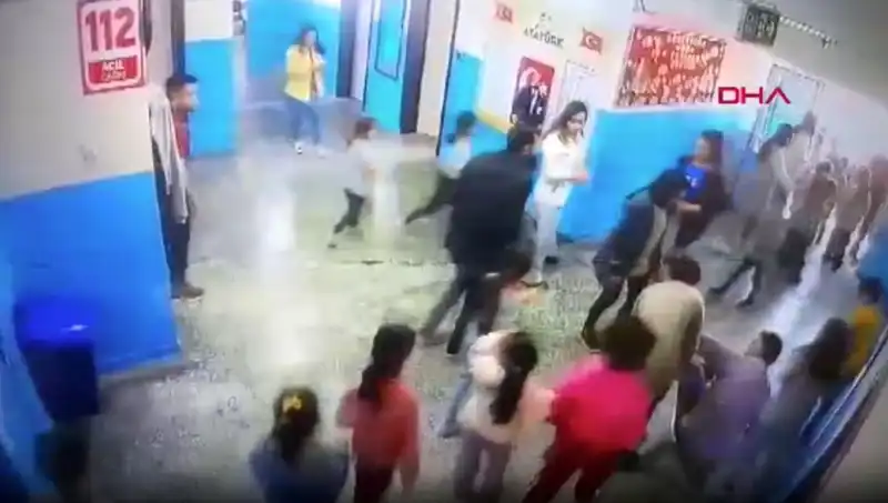 Okulda Bayılan Öğrenciyi Müdür Yardımcısı Kurtardı: Kahraman Anlar