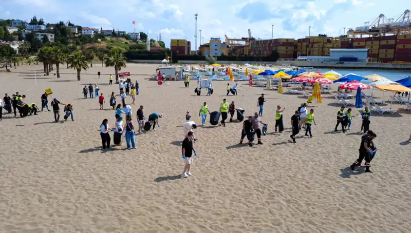 Plajlarda Yaz Temizliği: Gönüllülerden Örnek Çalışma