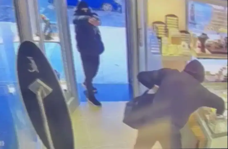 Ümraniye’de Maskeli Soyguncuların Yıldırım Hızıyla Gerçekleşen Girişi