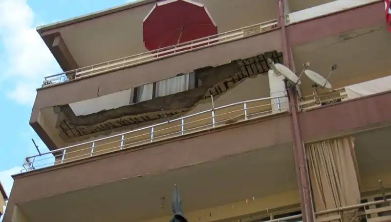Güngören'de Balkondan Düşenler: Korku Dolu Anlar ve Hayat Kurtaran Müdahale