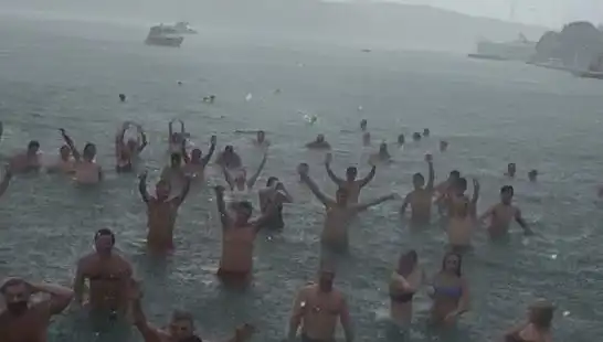 İstanbul'da Yağmura Rağmen Bebek Plajı'nda Renkli Anlar Yaşandı
