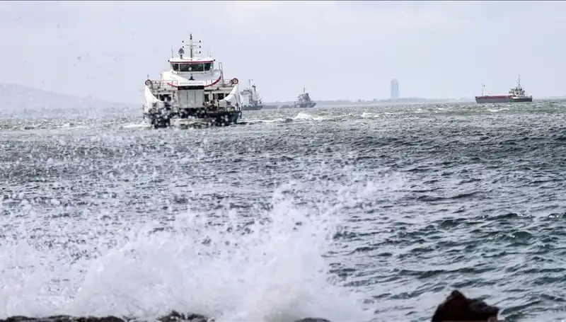 İzmir'de Fırtına Nedeniyle Vapur Seferleri Askıya Alındı