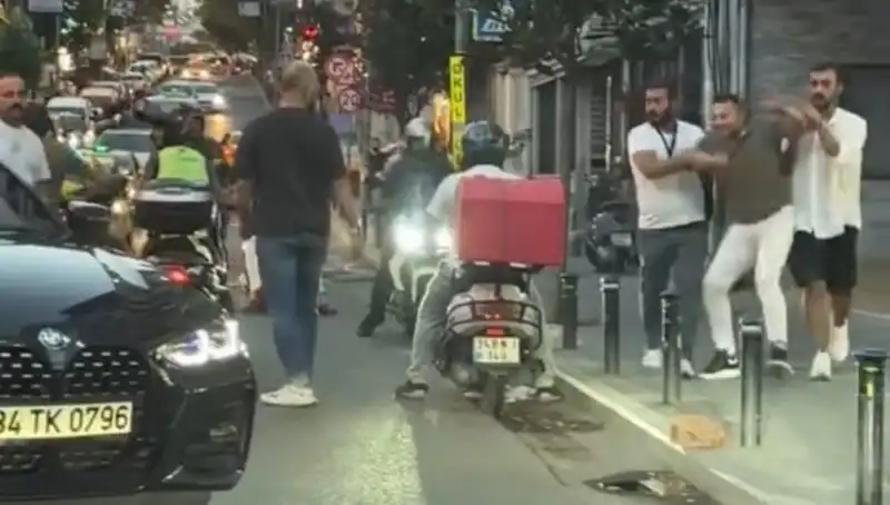 Nişantaşı'nda Sokak Kavgası: Kadına Sopayla Saldıran Adam Gözaltında