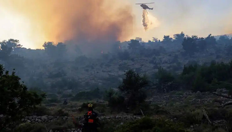 Eğriboz Adası’ndaki Orman Yangını Nedeniyle İki Köy Tahliye Edildi