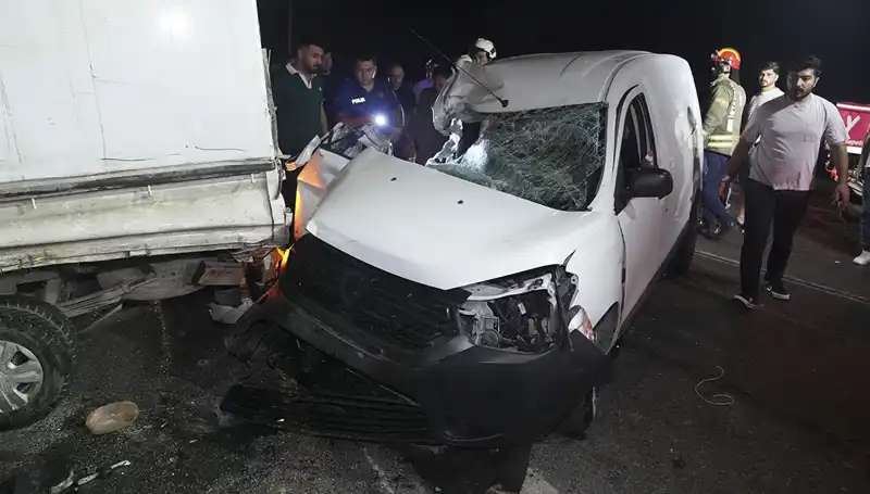İstanbul'da Feci Kaza: Otomobil Kaldırıma Çarparak Üç Kişiyi Yaraladı