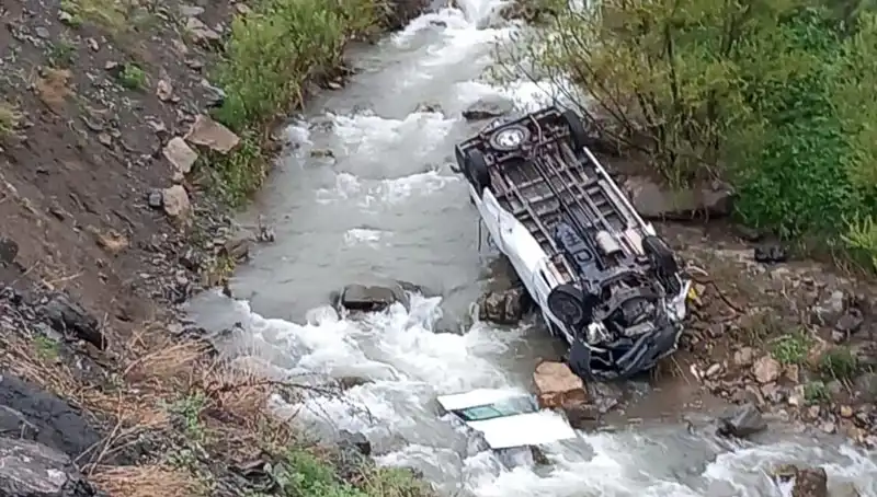 Hakkari’de Minibüs Devrildi: Derede Can Pazarı, İki Kayıp!