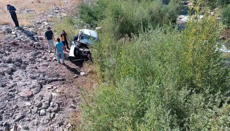 Sivas’ta Bambaşka Bir Kaza: Otomobil Dere Yatağına Uçtu ve İki Can Gitti