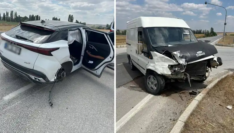 Çorum’da Kafa Kafaya Çarpışan İki Araçta Meydana Gelen Kazanın Detayları