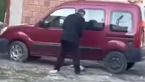 Sokak Ortasında Köpeğe Uygulanan Şiddet İle İlgili Şok Edici Görüntüler!