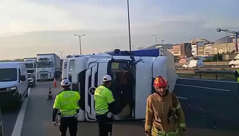 Pendik TEM Otoyolu'nda TIR Devrildi: İstanbul'a Giden Yolda Felaket Yaşandı