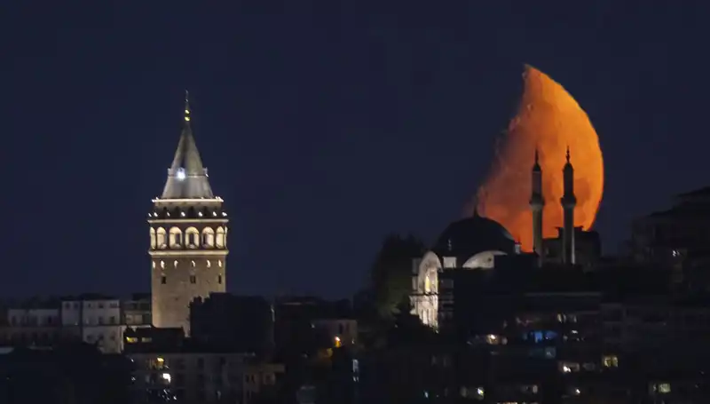 İstanbul'da Yarım Ayın Büyüleyici Görkemi: Şehirdeki Anlık Güzellikler