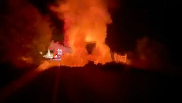 Seyir Halindeki Kamyonet Korkunç Bir Yangınla Alev Alev Yandı!