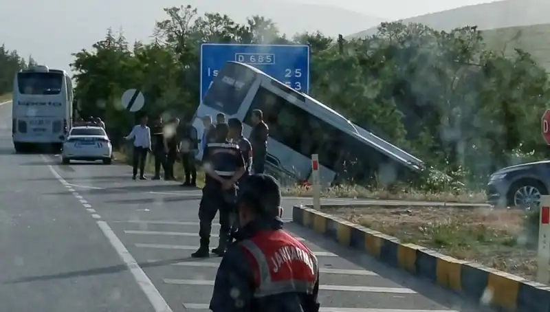 Isparta'da Tur Otobüsü ile Yolcu Otobüsü Çarpıştı: Kaza Anı ve Sonrası