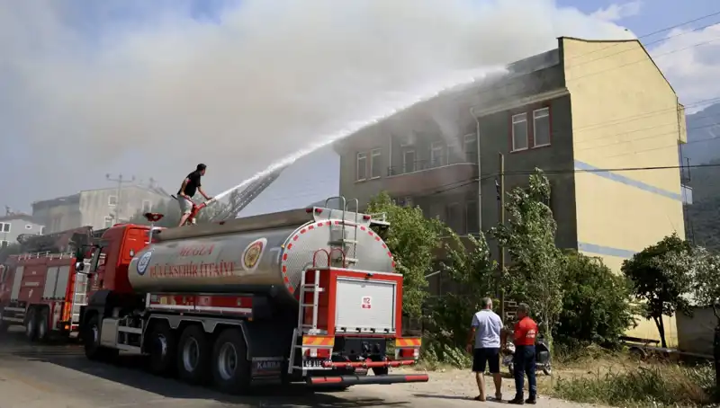 Çatı Katında Şiddetli Yangın: Mahallede Korku Dolu Anlar Yaşandı
