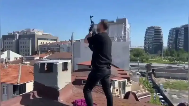 İstanbul'da Gerilim Dolu Operasyon: Çatıdaki Kaçaklardan AK-47 Çıktı