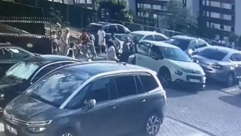 Eşini ve Yakınlarını Arabayla Ezdi! Olayın Arkasındaki Gizem Ne?
