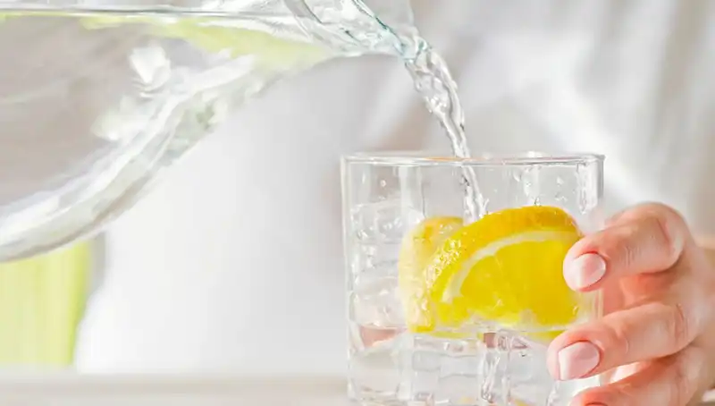 Limonlu Su İle Vücudunuzda Gerçekten Ne Oluyor? Doktorun Açıklamaları Şaşırtıcı!