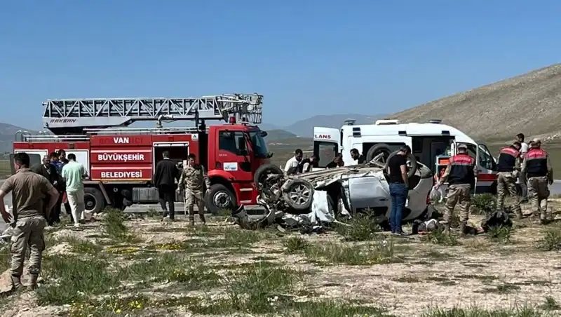 Van'da Feci Trafik Kazası: 4 Kişi Hayatını Kaybetti, 2 Yaralı