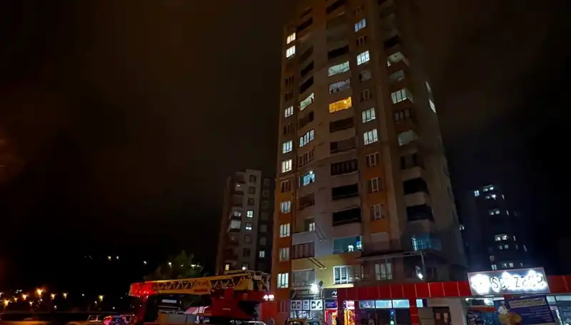 Yıldırım Düşmesi Sonucu Apartman Çatısında Büyük Hasar!