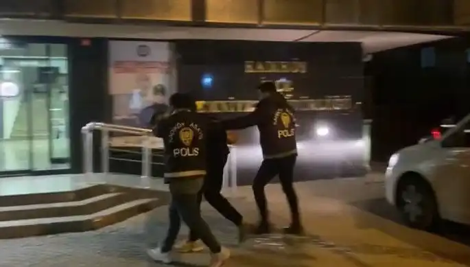 Galatasaray Taraftarına Saldıran Kişi, Polisin Hızlı Müdahalesiyle Yakalandı