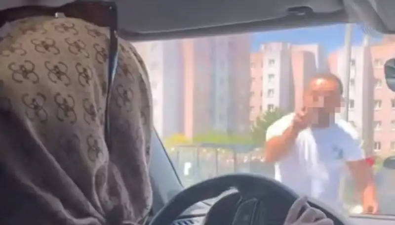 Trafikte Dehşet Anları: Önünü Kesip Camı Yumrukladı!
