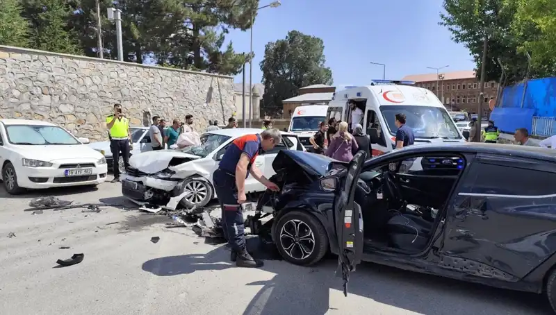 Bitlis'te Otomobillerin Çarpıştığı Kazada 10 Kişi Yaralandı
