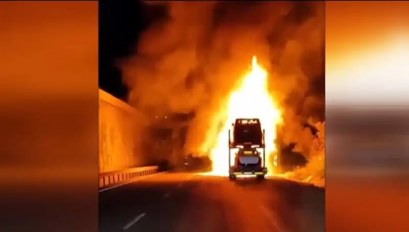 Otomobil Yüklü Tırda Çıkan Yangın, 8 Araçta Büyük Hasara Neden Oldu