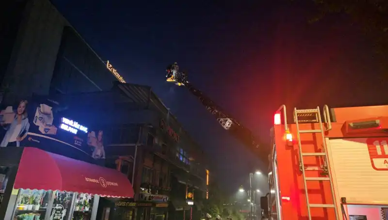 Beşiktaş’ta Yangın Panik Yaratırken, 3 Katlı Restoran Alev Alev Yandı