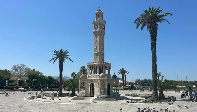 İzmir'de Kavurucu Sıcaklar: Sıcak Hava Sebebiyle Boşalan Meydanlar