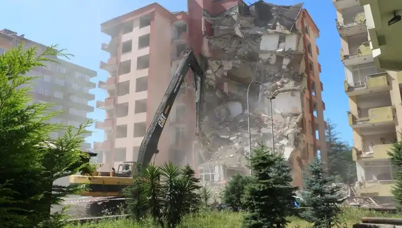 Dalgalar Yerle Bir Etti: İki Bina Yıkım Süreci Başladı!