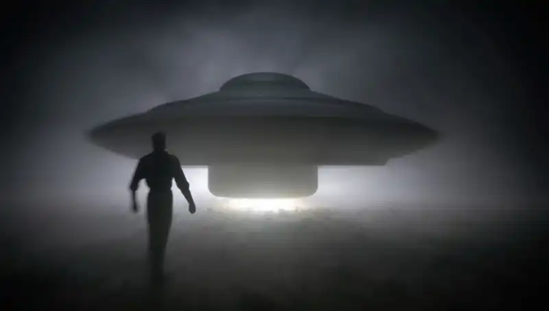 UFO Uzmanı Çarpıcı İddialarda Bulundu: Uzaylılar İnsanları Hedef Alıyor!