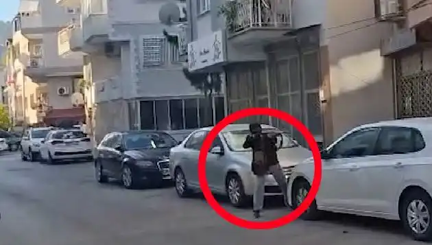 İzmir'de Saldırganla Çatışma Anları: Güvenlik Ekipleri Orada!