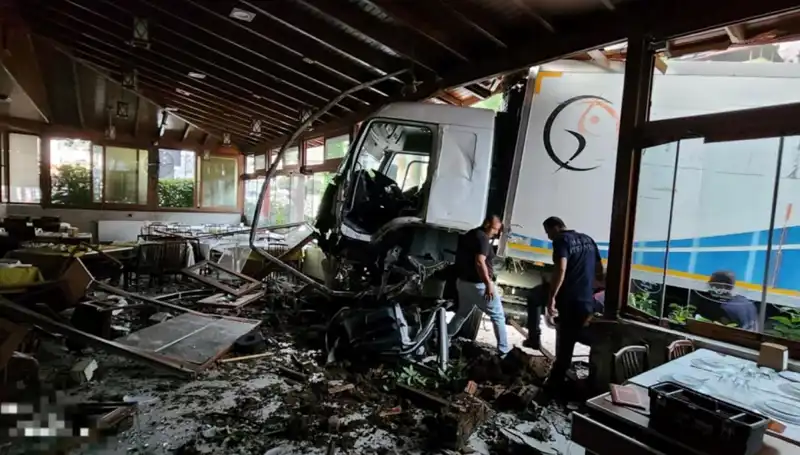 Freni Boşalan Kamyon Restoranın İçine Daldı, Şans Eseri Yaralanan Yok!