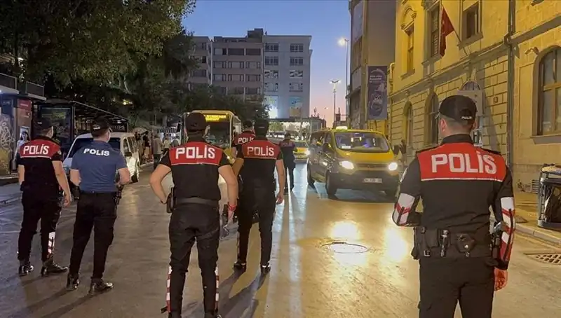 İstanbul'da Polisiye Operasyonlar: 4 Saatte Yüzlerce Gözaltı Gerçekleşti