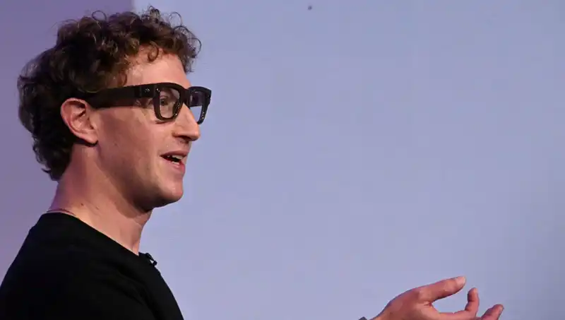 Meta CEO'su Zuckerberg, Yapay Zeka Destekli Yeni Gözlük Modelini Tanıttı