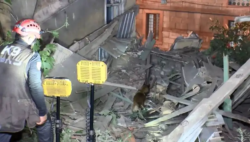 İstanbul'da Deprem Üzerine Hasar Alan Bina Çöktü, Detaylar Şok Etti!